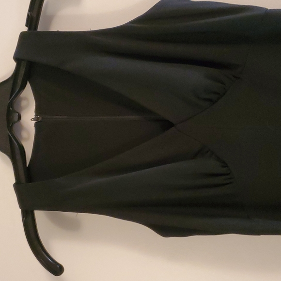 A simple but elegant evening gown. - Picture 2 of 16